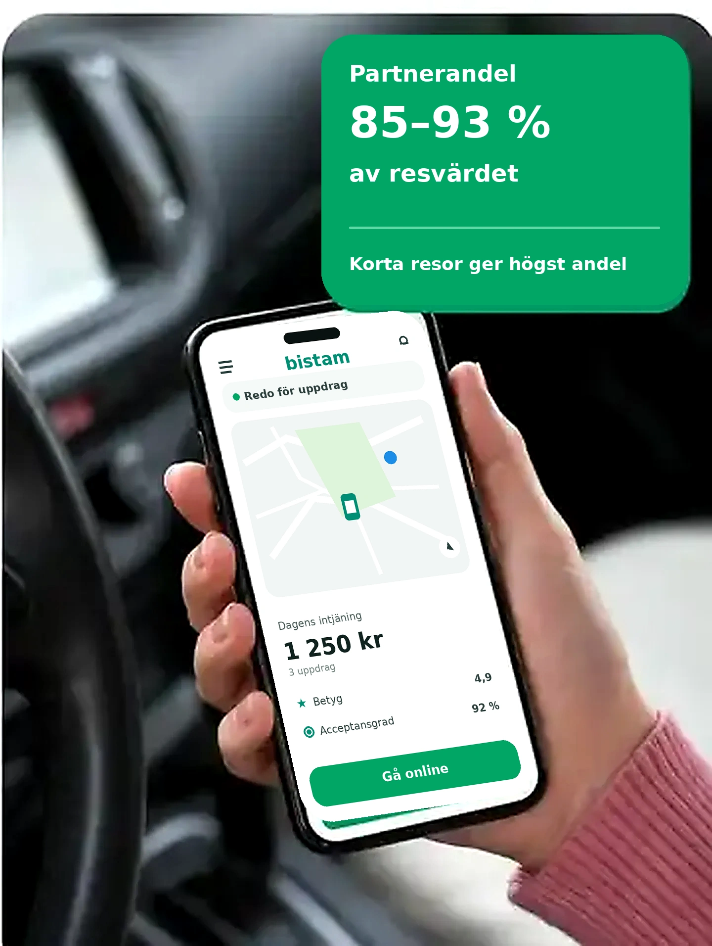 Hand som håller en telefon med Bistam Driver-appen på telefonens skärm